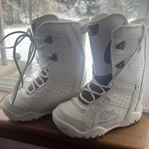 LTD STRATUS Girls DIAMOND BLING STONES SNOWBOARD BOOTS WHITE size 3